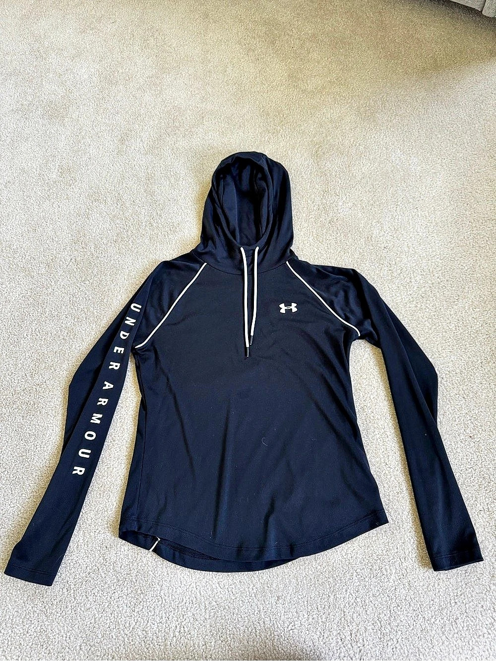 Under Armour HeatGear Women's Hooded Top in Black, Small, Like New